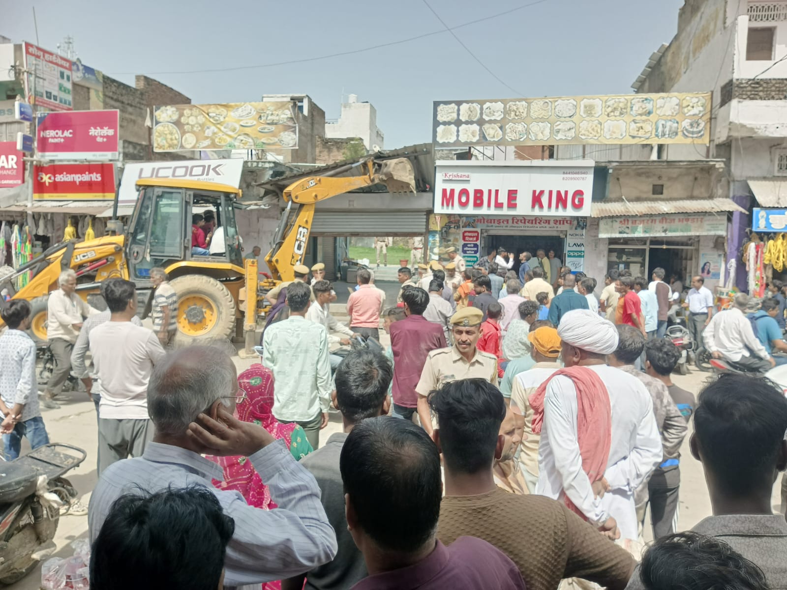 चित्तौड़गढ़ / कपासन - हाईकोर्ट के आदेश के बाद अवैध निर्माण पर चला पीला पंजा
