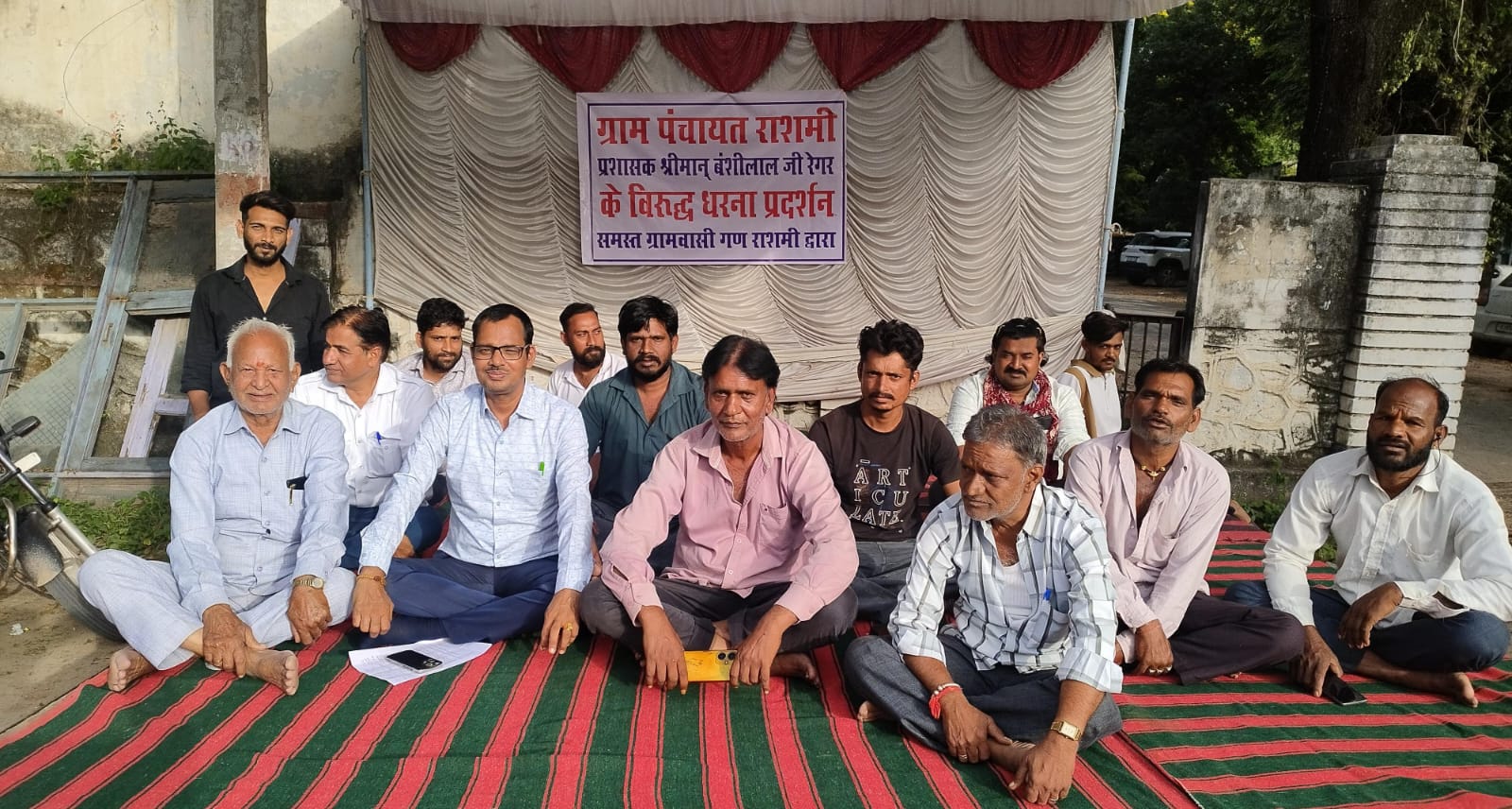 चित्तौड़गढ़ / राशमी - राशमी में भूखंड नीलामी प्रक्रिया रोके जाने की मांग को लेकर ग्रामीणों ने दिया ज्ञापन