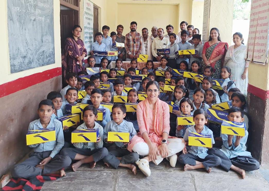 चित्तौड़गढ़ - भामाशाह के सहयोग से सालेरा में विद्यार्थियों को जूते और मौजे वितरित