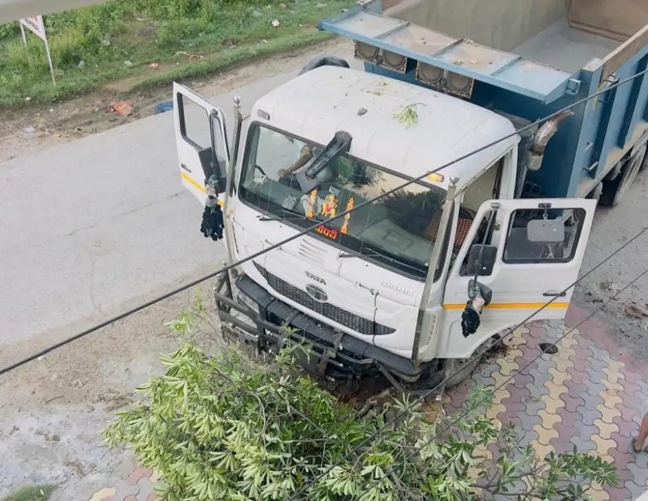 चित्तौड़गढ़ / कपासन - नाकाबंदी तोड़कर भागे डंपर का पुलिस ने किया पीछा, डंपर पेड़ से टकराया, छोड़कर भागे बदमाश