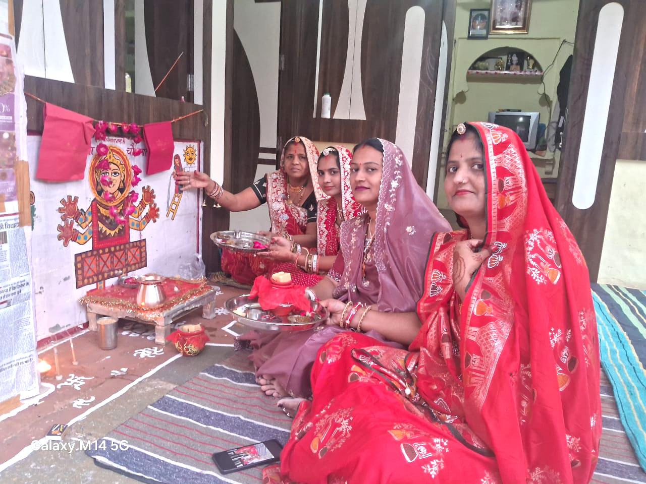 चित्तौड़गढ़ / बिनोता - सुहागिन महिलाओं ने करवा चौथ का व्रत रख कर पूजन किया, चांद देखकर मांगी सुहाग की लंबी उम्र की कामना