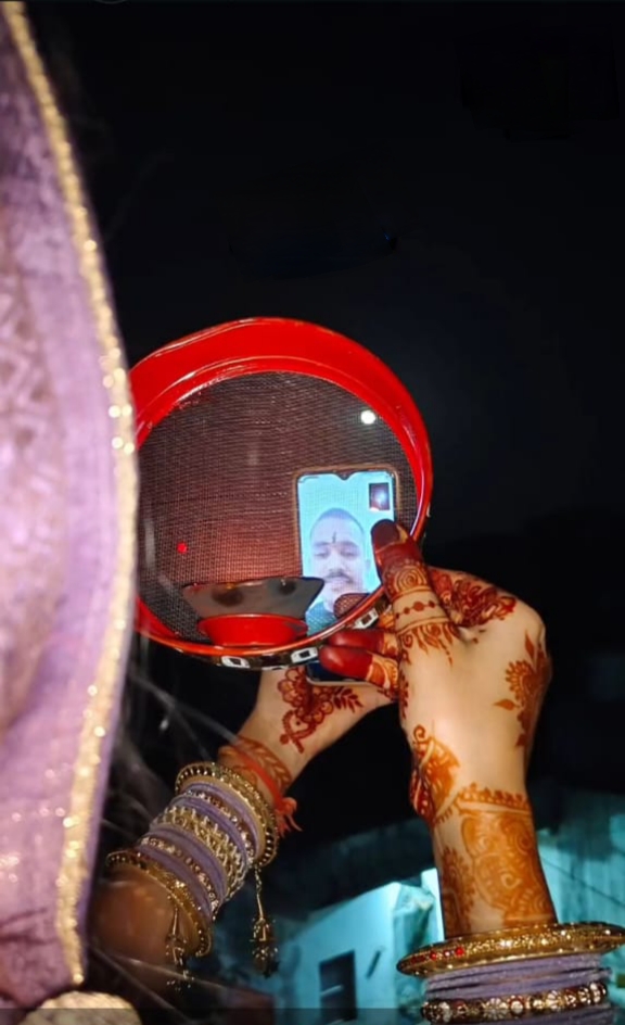 प्रतापगढ़ / छोटीसादड़ी - दूर रहकर भी पास...पत्नी ने निभाई डिजिटल परंपरा, वीडियो कॉल पर सैनिक पति को देखकर खोला व्रत