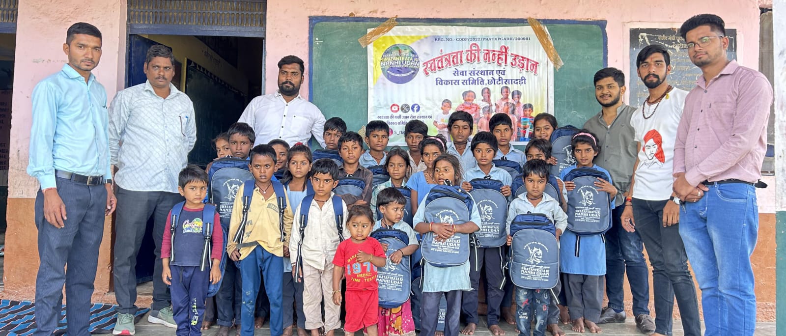 प्रतापगढ़ / छोटीसादड़ी - मेघपुरा स्कूल में बच्चों को बांटे बैग और स्टेशनरी सामग्री, शिक्षा के प्रति बच्चों में दिखा उत्साह