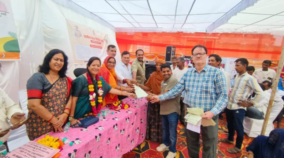 चित्तौड़गढ़ - पुश्तैनी घर का सपना हुआ पूरा – अम्बालाल को मिला अधिकार का पट्टा