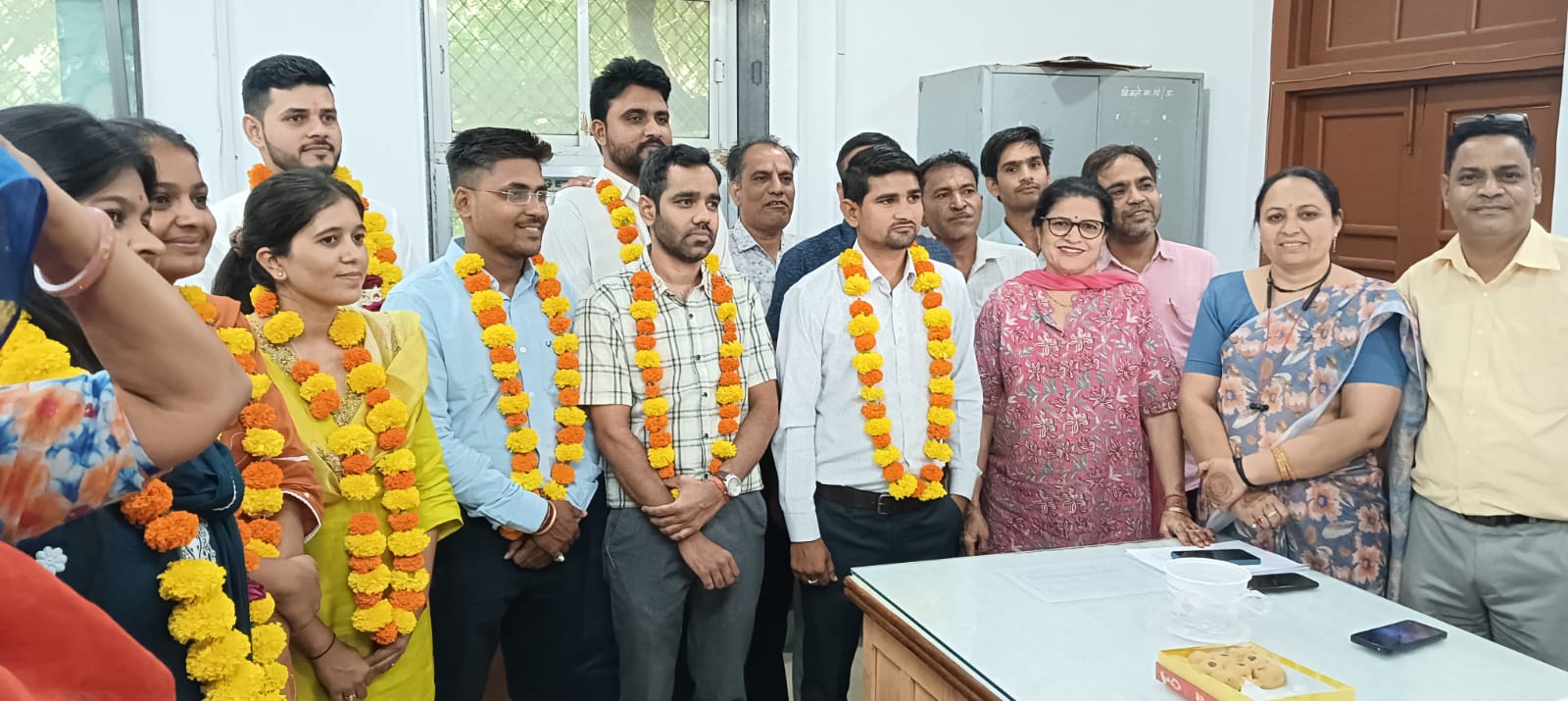 चित्तौड़गढ़  - कलेक्ट्रेट में 23 कनिष्ठ सहायकों की ज्योइनिंग होने पर मिठाई खिलाकर किया स्वागत 