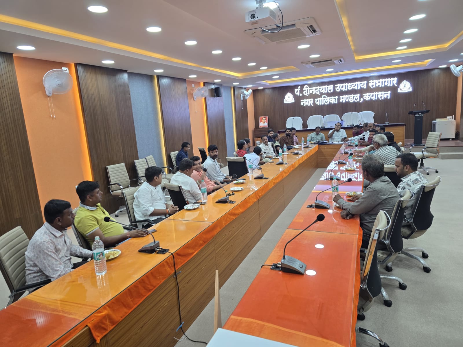 चित्तौड़गढ़ / कपासन - प्रतिष्ठान सजावट के लिए प्रोत्साहन को लेकर व्यापार मंडलों के साथ नगर पालिका द्वारा बैठक का आयोजन 