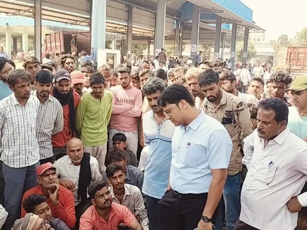 चित्तौड़गढ़ / निंबाहेड़ा - निम्बाहेड़ा कृषि उपज मंडी में व्यापारियों और किसानों के बीच विवाद, किसानों ने मंडी का गेट किया बंद