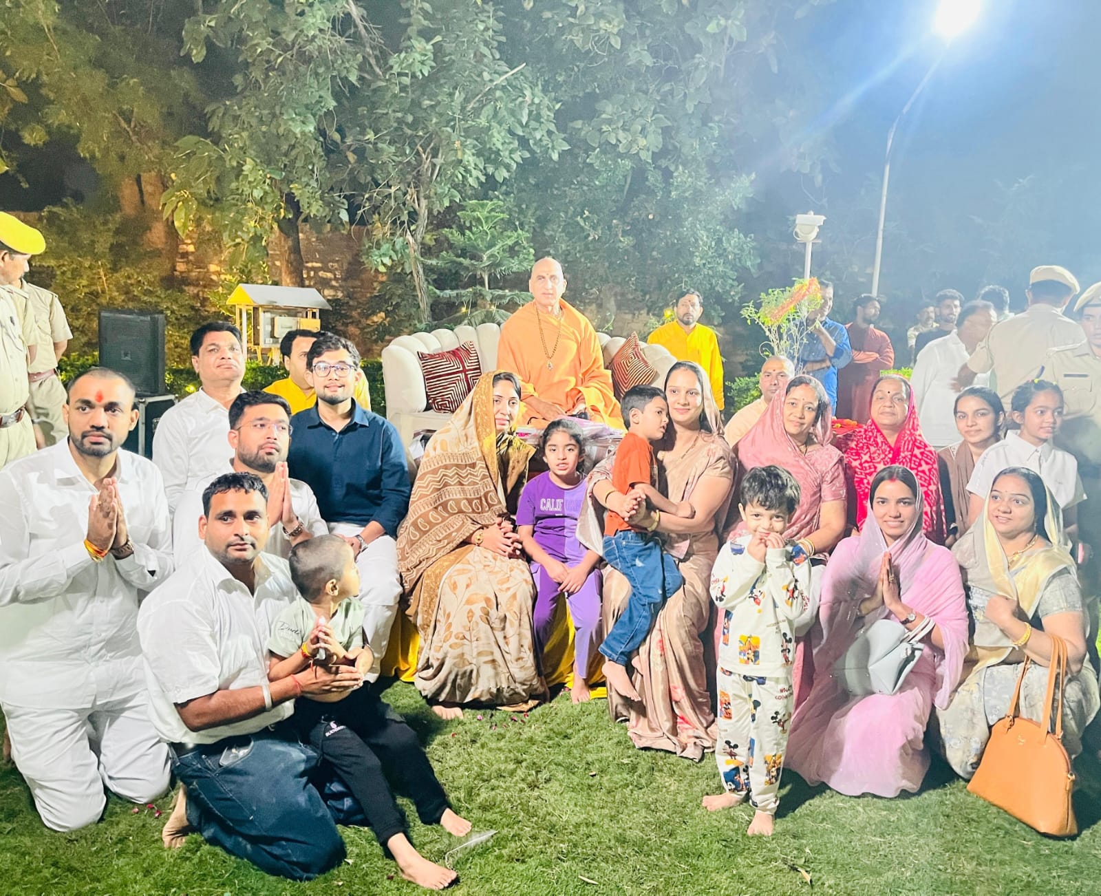 चित्तौड़गढ़ / कपासन - सोनी परिवार ने की स्वामी अवधेशानंद गिरी जी महाराज से मुलाकात, कपासन आगमन का दिया निमंत्रण 