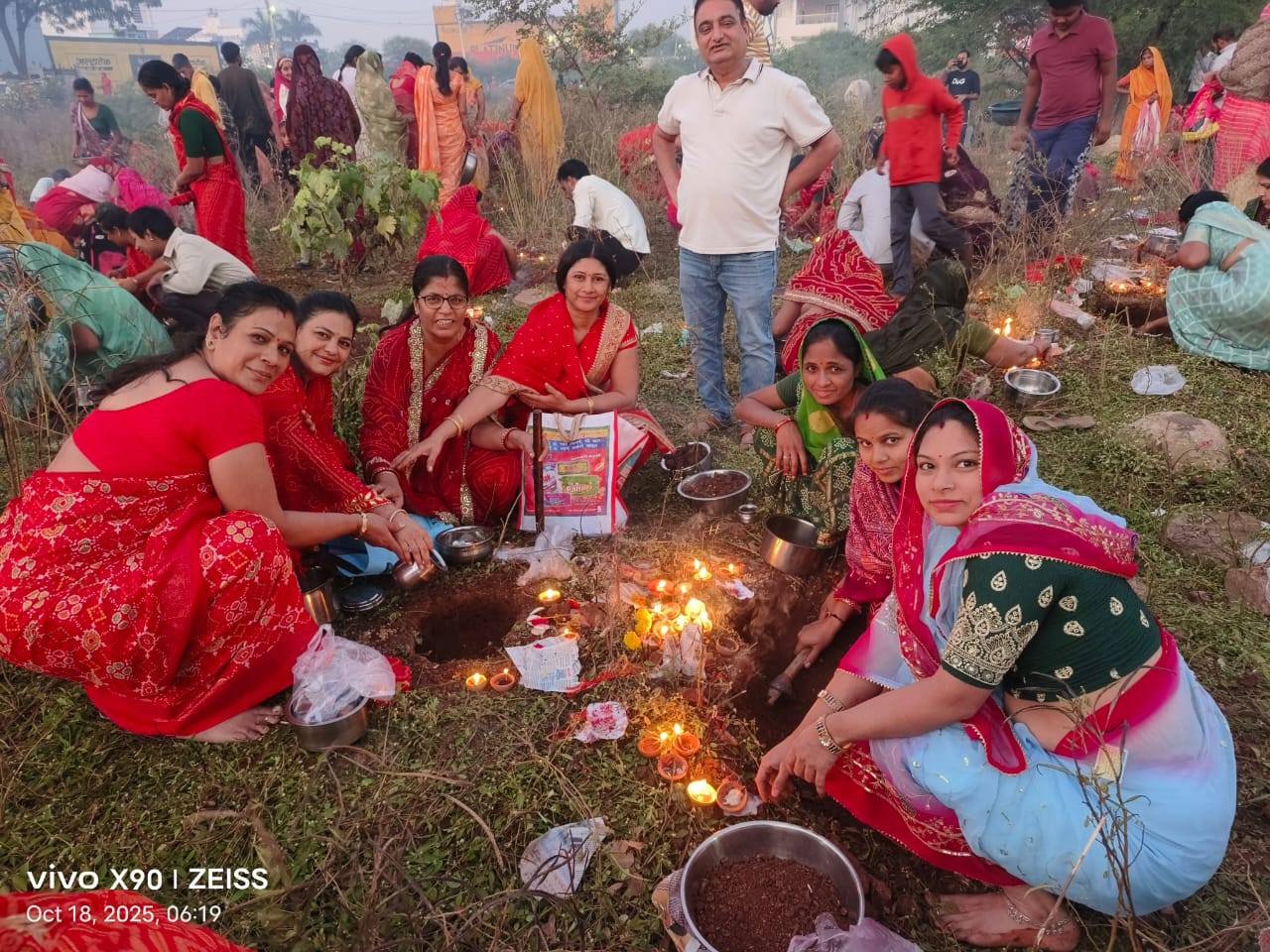 चित्तौड़गढ़ / निंबाहेड़ा - निंबाहेड़ा में धनतेरस पर लाल मिट्टी खोदकर लाई महिलाएं: दीपक, कुमकुम, जल और अगरबत्ती से की पूजा, मिट्टी को आंगन में लीपा
