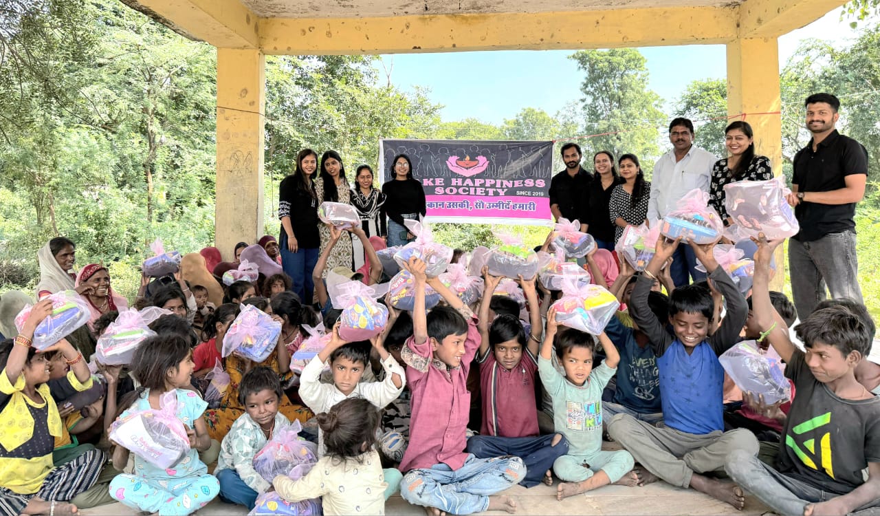 चित्तौड़गढ़ - मैक हैपीनेस सोसायटी द्वारा गरीब बच्चों पर दिपावली पर उपहार किए भेंट