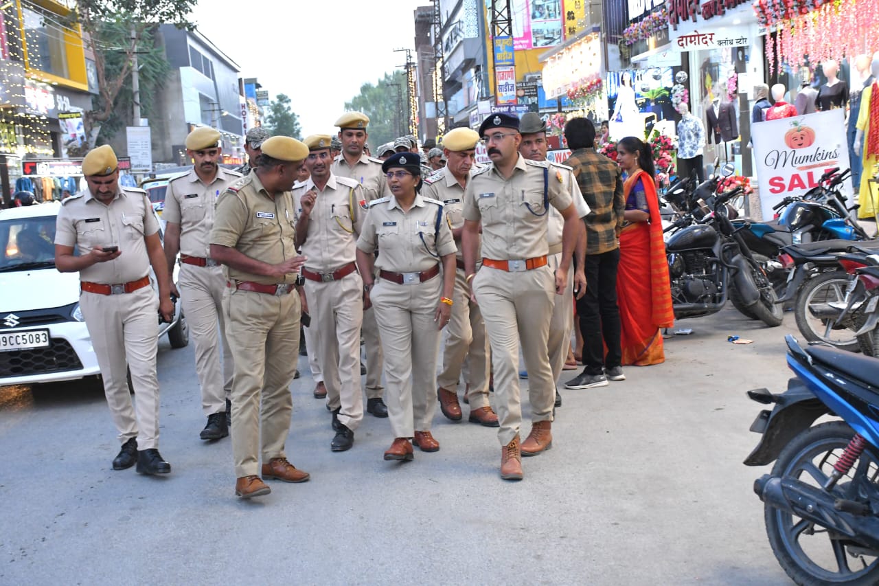 चित्तौड़गढ़ - दीपावली पर्व को लेकर चित्तौड़गढ़ पुलिस ने बाजारों में किया भ्रमण, व्यापारियों को दी समझाइश
