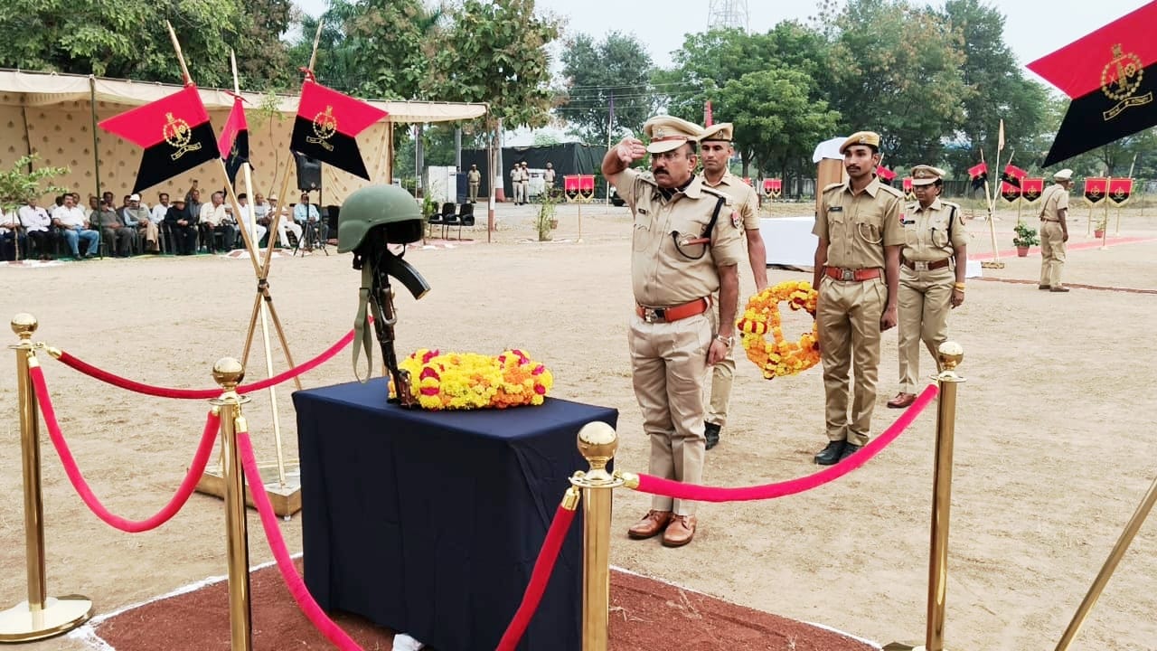 चित्तौड़गढ़ - पुलिस शहीद दिवस पर शहीदों को किया याद, शस्त्र और शीश झुका शहीदों को किया नमन