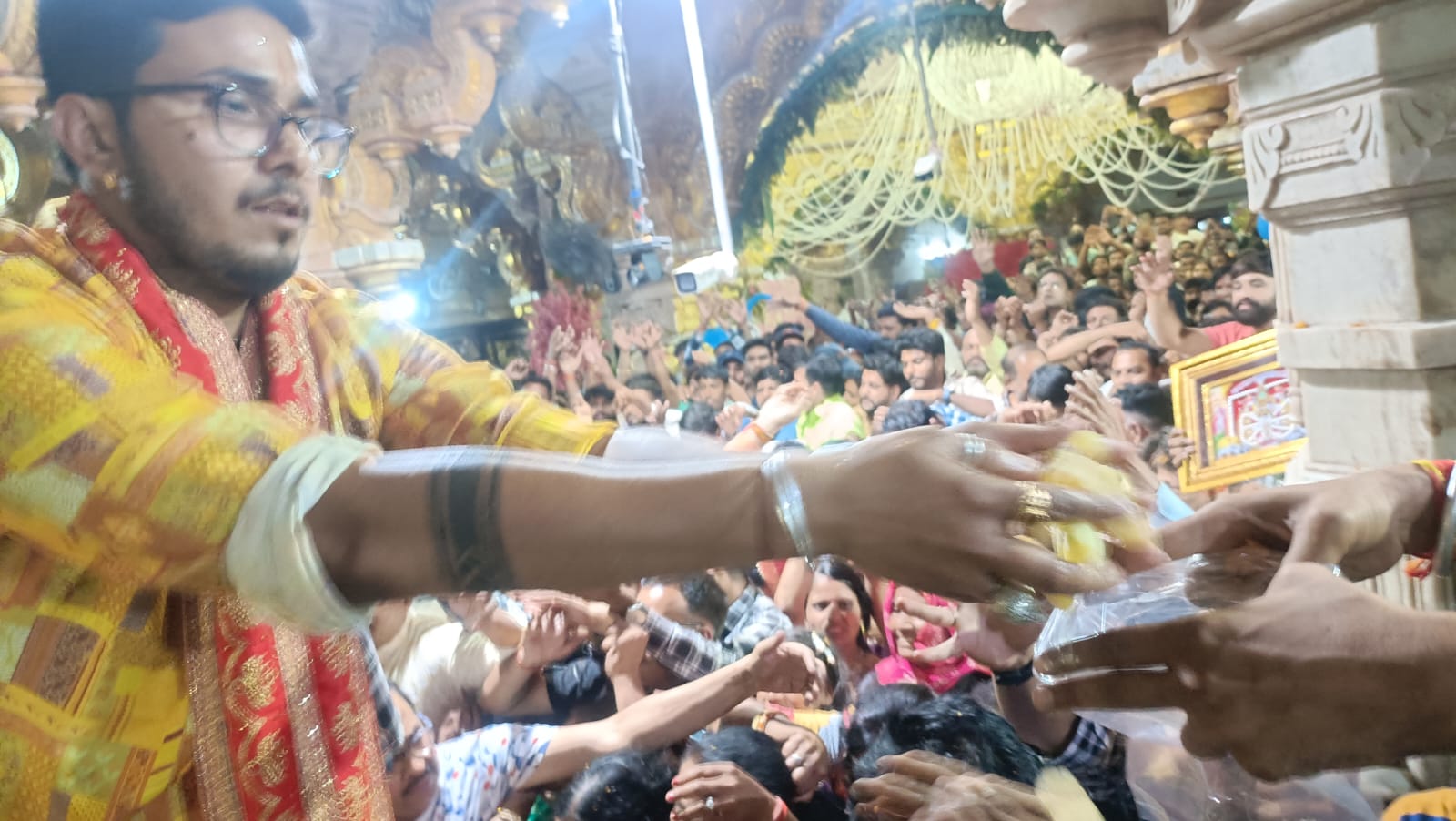 चित्तौड़गढ़ - सांवलियाजी मंदिर में अन्नकूट महोत्सव, 15 क्विंटल मालपुए का प्रसाद लुटाने उमड़े हजारों भक्त