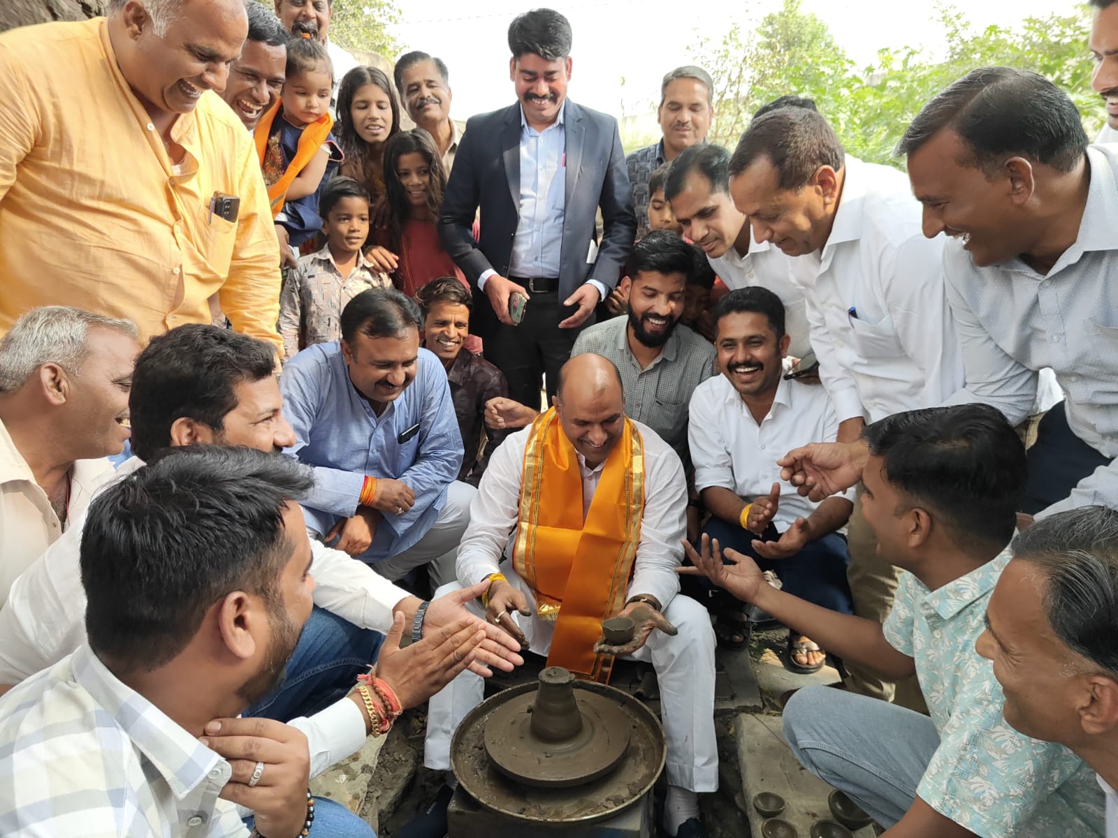 चित्तौड़गढ़ - सांसद जोशी ने भादसोड़ा में बनाए दिये, लोगों से मिलकर दी दीपावली की शुभकामनाएं