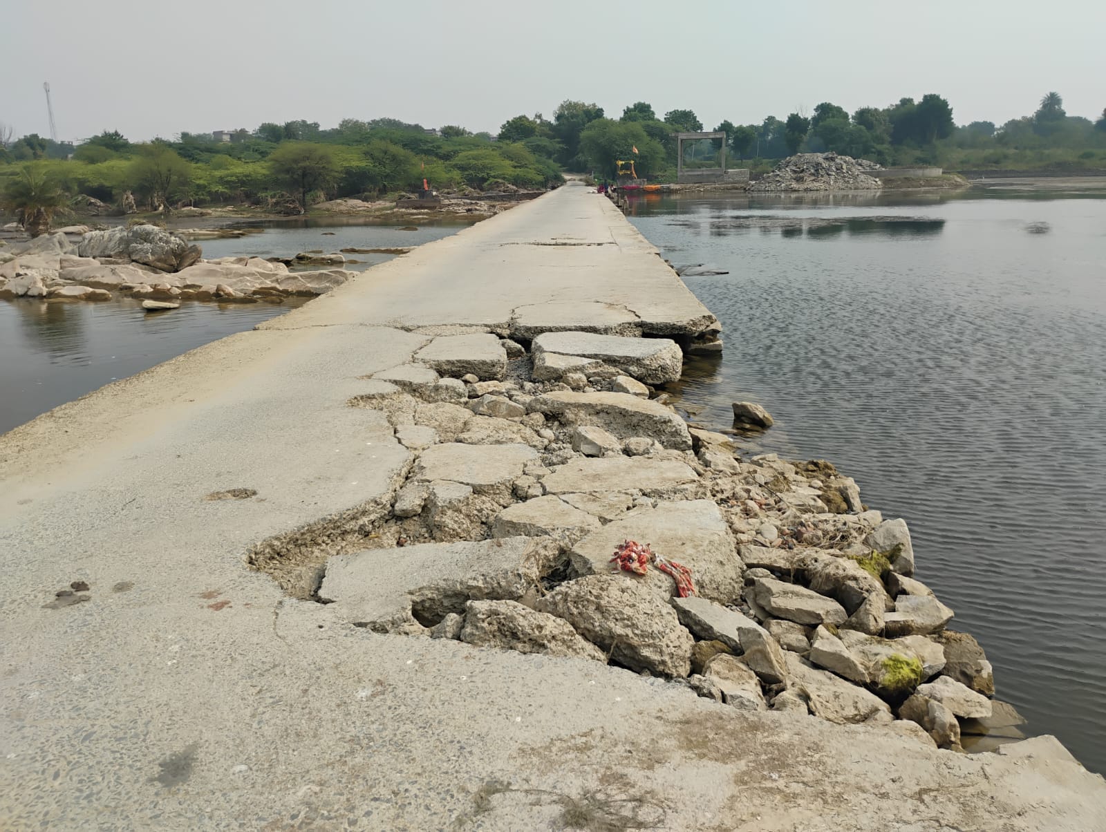 चित्तौड़गढ़ / राशमी - पानी थमने के 15 दिन बाद भी ऊंचा काजवे से आवागमन नहीं, राहगीरों को करना पड़ रहा परेशानियों का सामना