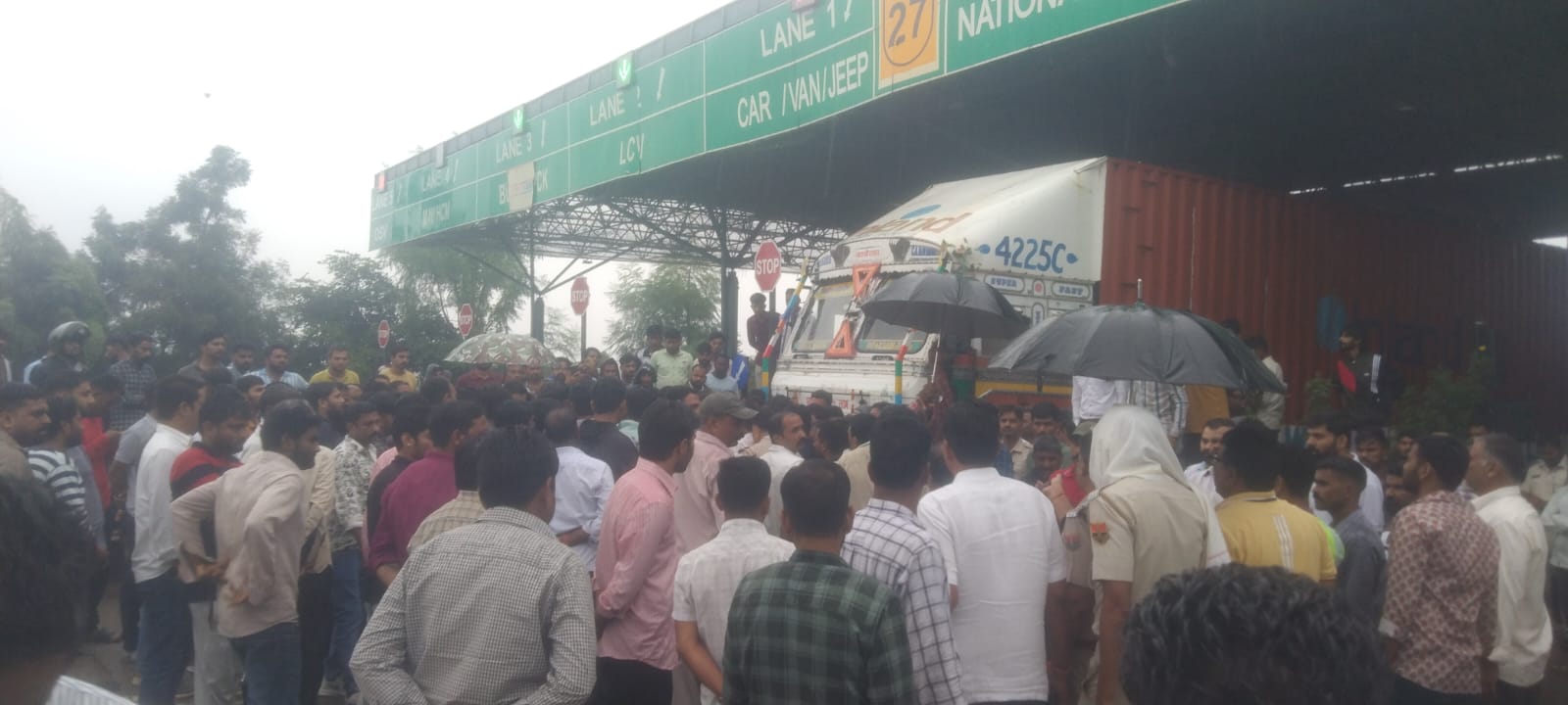 चित्तौड़गढ़ / बस्सी -  बस्सी टोल के पास सड़क हादसे में युवक की मौत, 25 लाख के मुआवजे पर माने परिजन