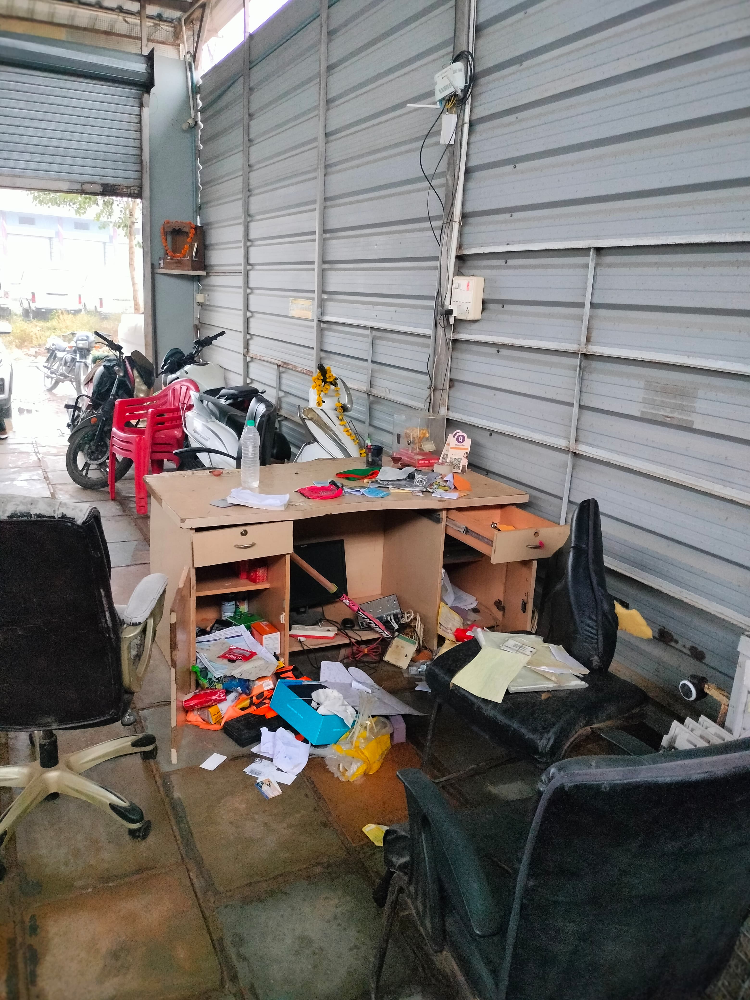 प्रतापगढ़ / छोटीसादड़ी - वर्कशॉप से चोर उड़ा ले गए कार, सीसीटीवी में कैद हुई वारदात