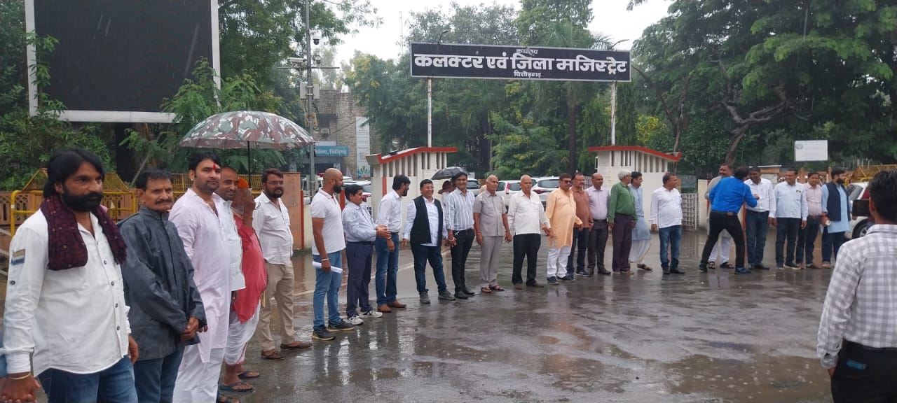 चित्तौड़गढ़ - डिंडोली में प्रतिमा खंडित करने के मामले में प्रदर्शन, कार्यवाही की मांग को लेकर सौंपा ज्ञापन