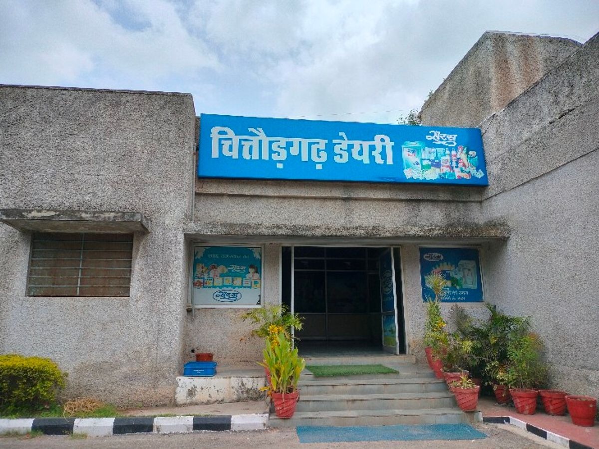 चित्तौड़गढ़ - जीएसटी का पीटा ढिंढोरा, एक माह में ही 30 रुपए प्रति लीटर तक बढ़ा दिए सरस घी के दाम, आम आदमी की जेब पर पड़ेगा भार