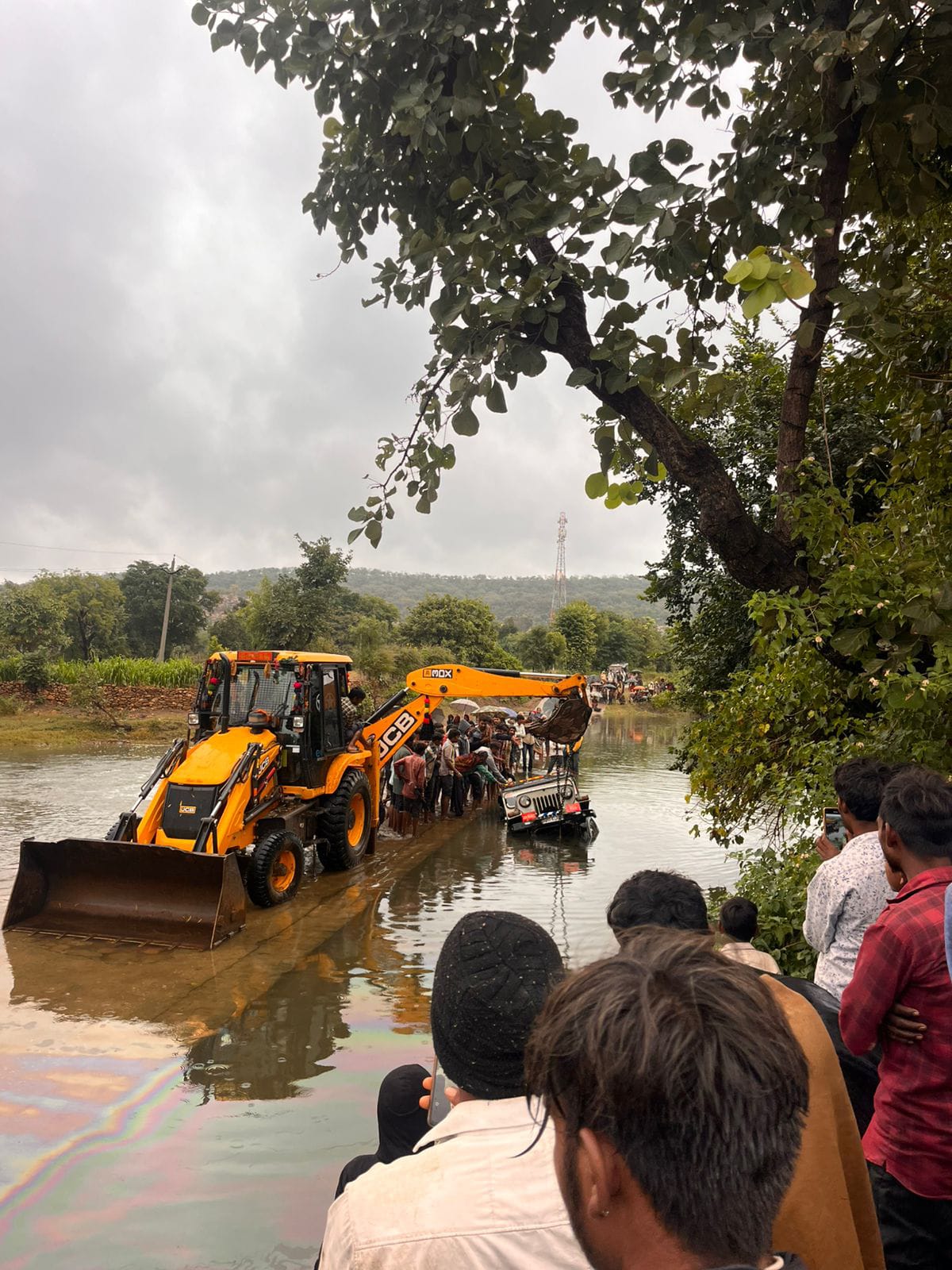 चित्तौड़गढ़ / बस्सी - मक्का से भरी जीप अनियंत्रित होकर पुलिया से नीचे गिरी, बाल-बाल बचे चालक और सवार