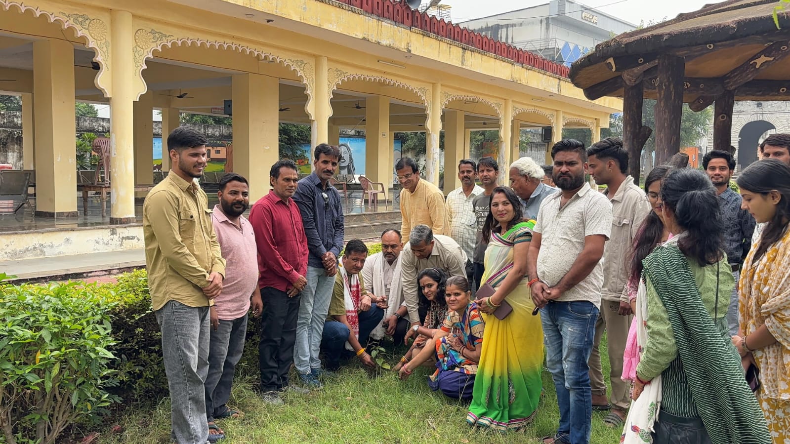 चित्तौड़गढ़ - गोपाष्टमी पर्व पर मोक्ष धाम में लगाए सिंदूर और पारिजात के पौधे