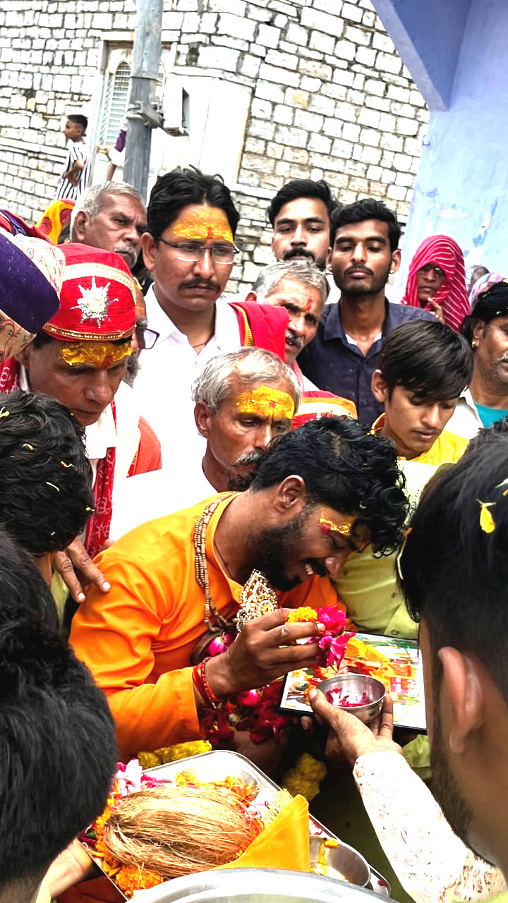 चित्तौड़गढ़ / बिनोता - श्री कल्याण नगरी रानीखेड़ा के कल्याण धाम पर गोद भराई आशीर्वाद कार्यक्रम से पूर्व प्रभात फेरियों का जुलूस 