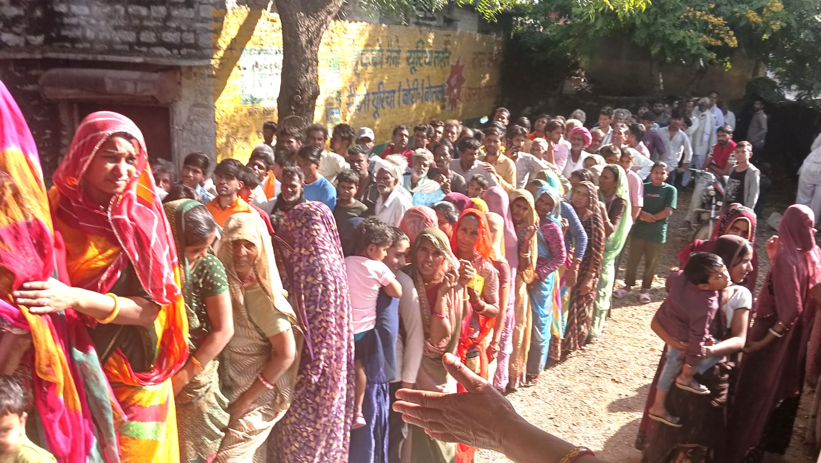 चित्तौड़गढ़ / बिनोता - बिनोता ग्राम सहकारी समिति में यूरिया खाद वितरण के दौरान लगी लंबी कतारें, पुलिस ने संभाला मोर्चा