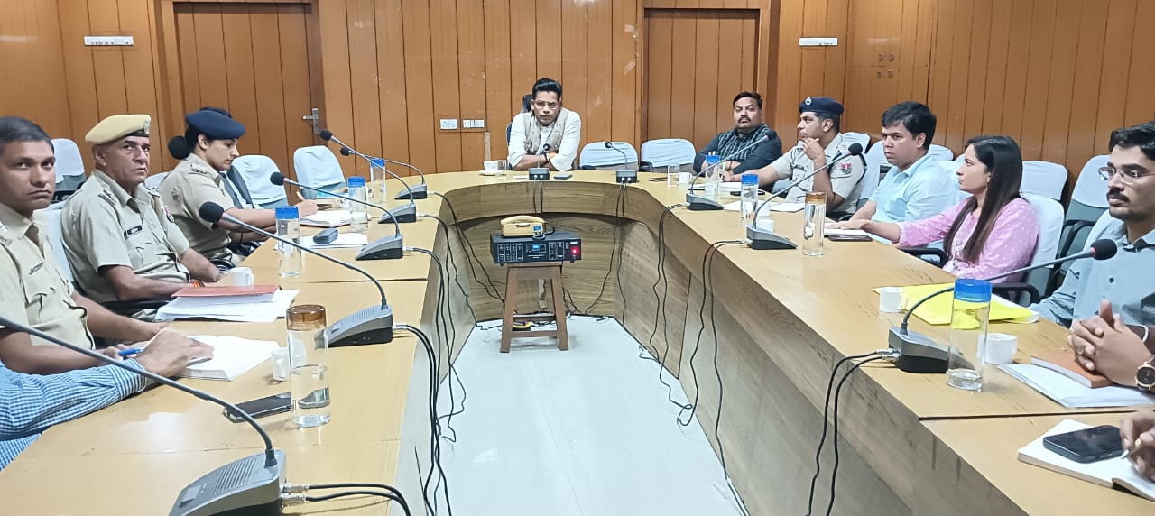 चित्तौड़गढ़ - चंदेरिया रोड पर अवैध पार्किंग व धूल नियंत्रण को लेकर जिला कलक्टर ने ली बैठक