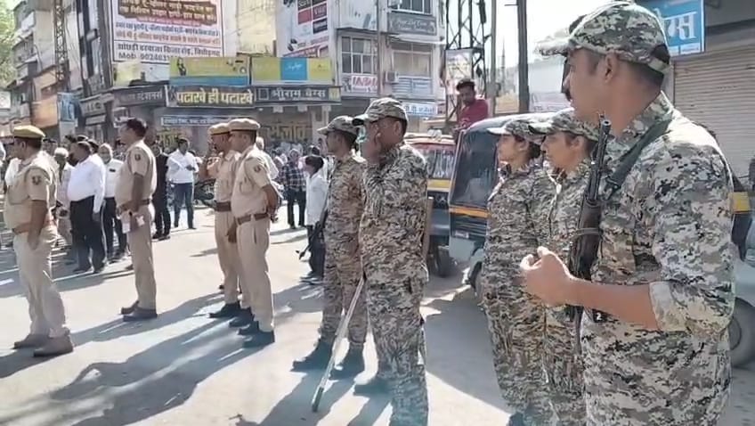 चित्तौड़गढ़ - हत्या के विरोध में बंद रहा चित्तौड़, उदयपुर में हुआ पोस्टमार्टम, कलक्ट्रेट में शव के साथ प्रदर्शन