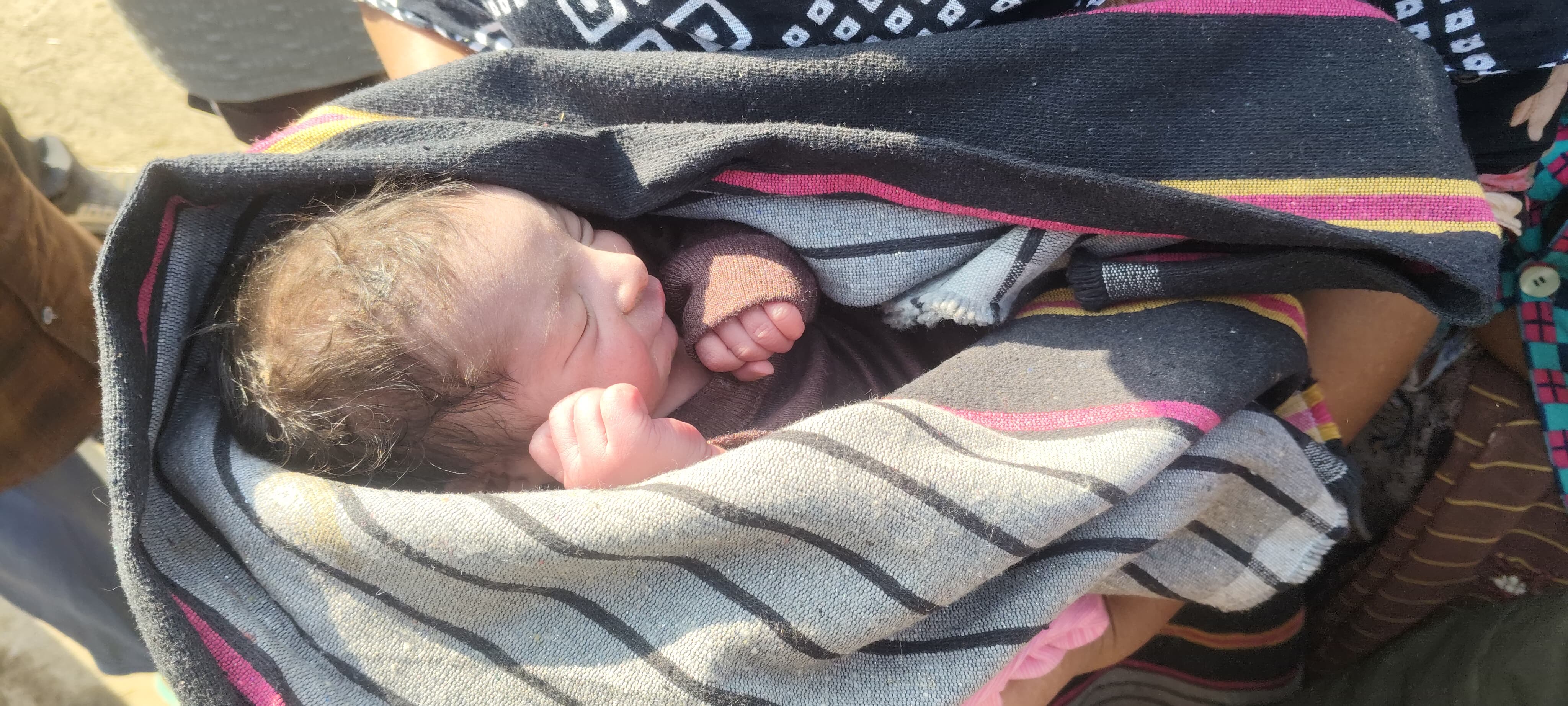 चित्तौड़गढ़ / बेंगू -  7 दिन की नवजात बालिका रोते हुए मिली झाड़ियों में, पुलिस जुटी जांच में