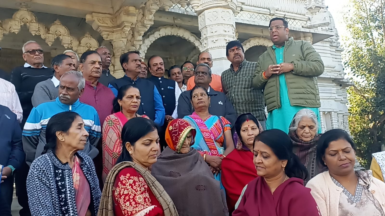 चित्तौड़गढ़ / चिकारड़ा - वात्सल्य सेवा समिति द्वारा स्वदेशी वस्तुओं के उपयोग गौ माता को दिए जाने वाले भोजन को थेलियो में नहीं देने की दिलाई शपथ 