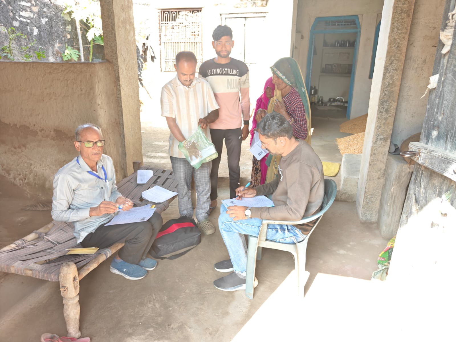 चित्तौड़गढ़ / चिकारड़ा - मतदाता सूची के विशेष गहन पुनरीक्षण का कार्य जारी