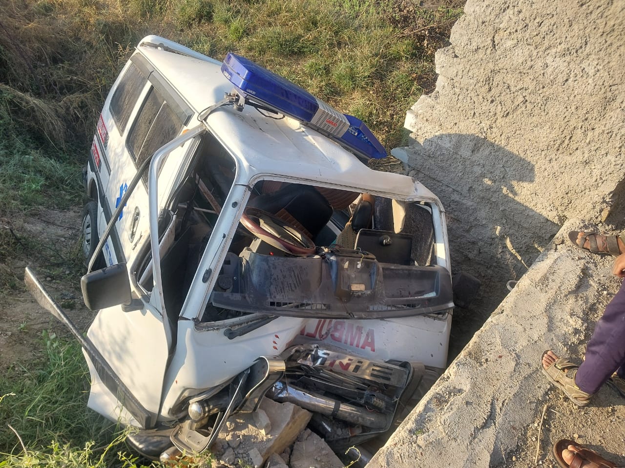 चित्तौड़गढ़ / डूंगला - एंबुलेंस खाई में गिरने से वृद्धा की मौत, दो गंभीर घायल