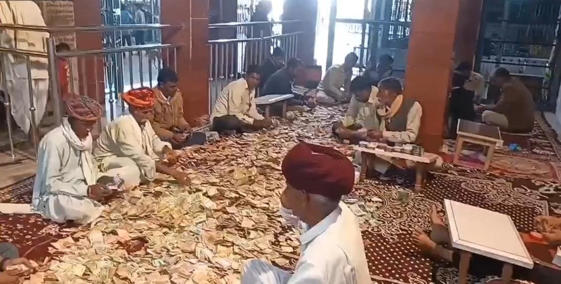 चित्तौड़गढ़ / कपासन - चतुर्दशी पर खोले गए प्रभु श्री शनिदेव की श्रद्धा पात्र, चौदह लाख इक्कतीस हजार रूपये की गणना