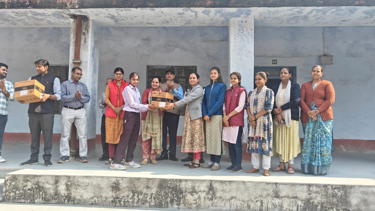 चित्तौड़गढ़ - राजकीय कन्या महाविद्यालय में सड़क सुरक्षा जागरूकता कार्यक्रम एवं हेलमेट वितरण