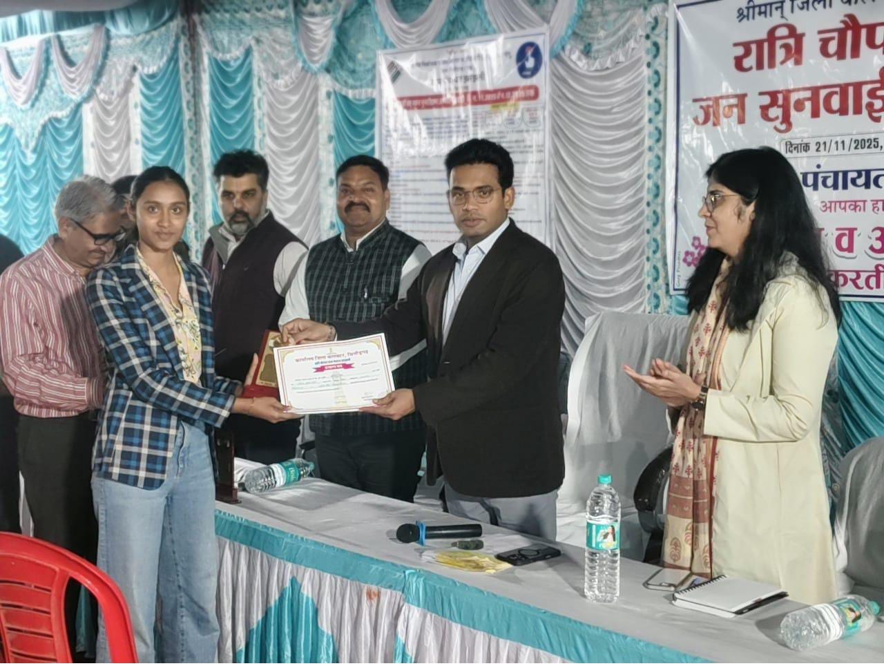 चित्तौड़गढ़ - झरझनी में जिला कलक्टर की रात्रि चौपाल, मौके पर ही अधिकतर प्रकरणों का हुआ समाधान