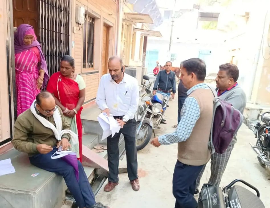 चित्तौड़गढ़ / कपासन - पीएम श्री स्कूल स्टाफ ने घर घर जाकर मतदाताओं से सीधा संपर्क कर पंजीकरण में किया सहयोग 