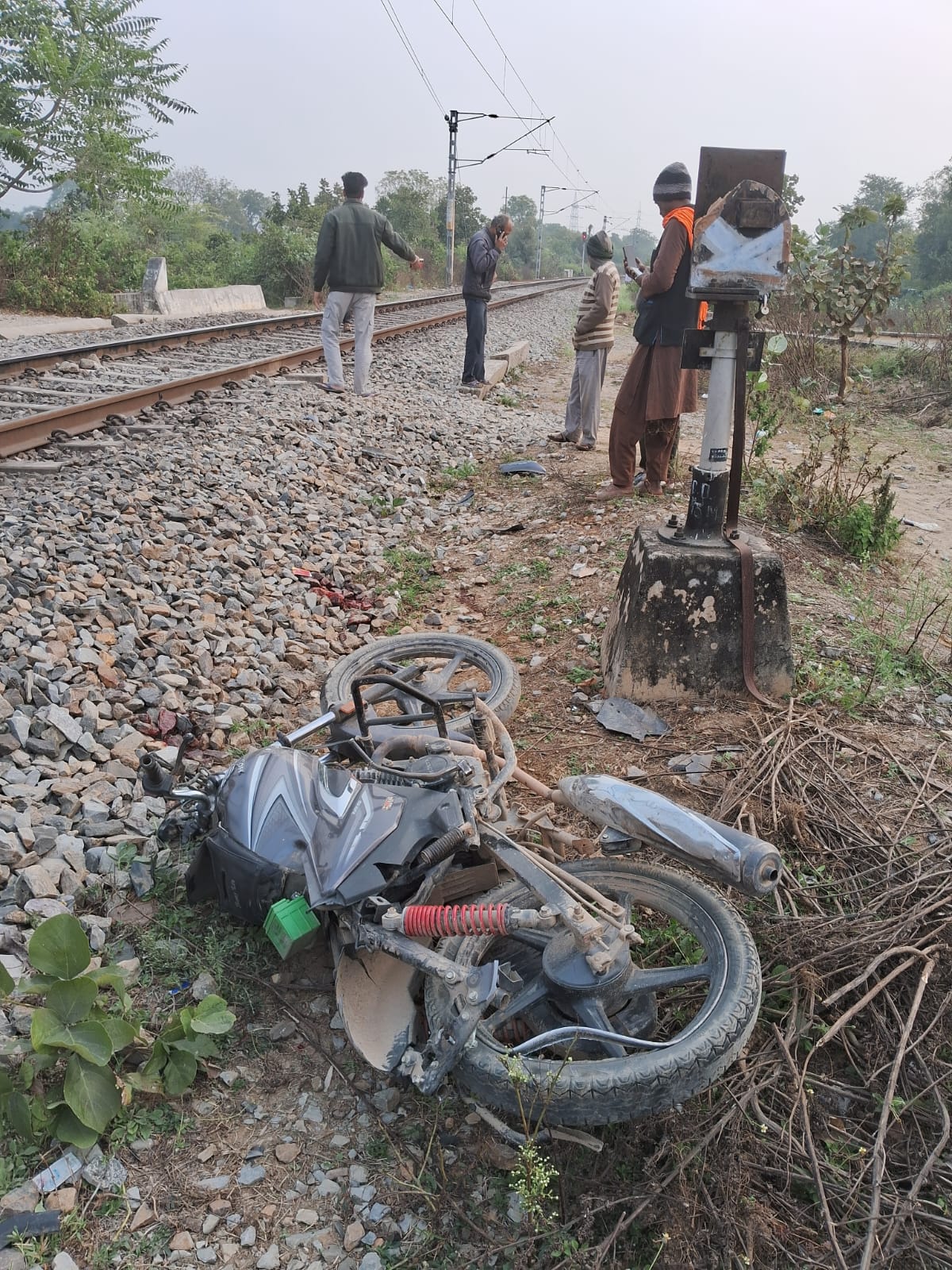 चित्तौड़गढ़ - रेलवे अंडरपास में भरा था पानी, सीधे पटरी पार करते बाइक को ट्रेन ने मारी टक्कर, एक की मौत, दूसरा घायल