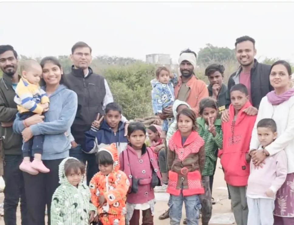 चित्तौड़गढ़ / कपासन - झुग्गी झोपड़ीयो में सर्दी से बचाव हेतु ऊनी वस्त्रो का किया वितरण