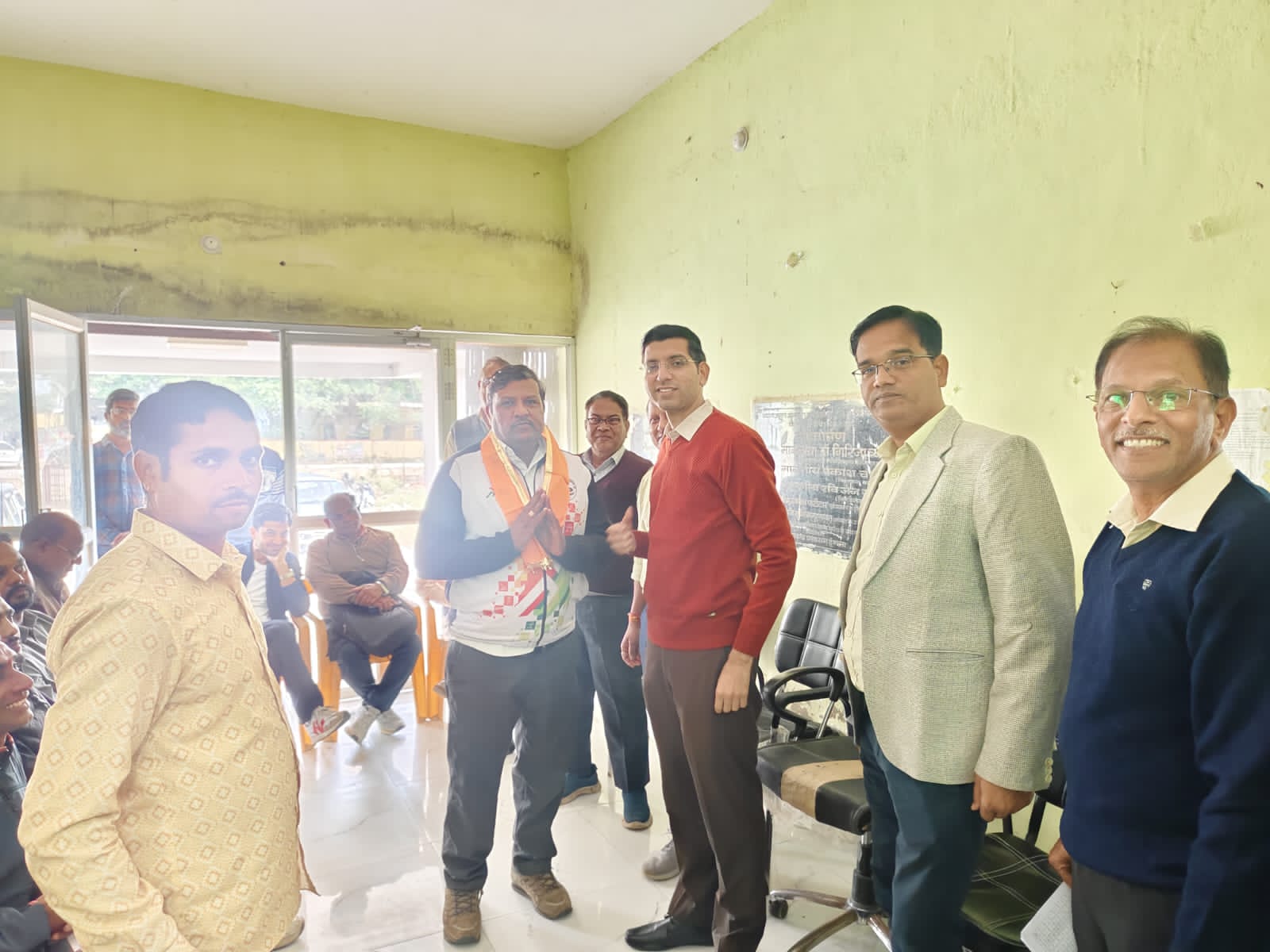 चित्तौड़गढ़ - उत्कृष्ट कार्य के लिए बुथ लेवल अधिकारी के साथ अन्य सहायकों को किया सम्मानित 