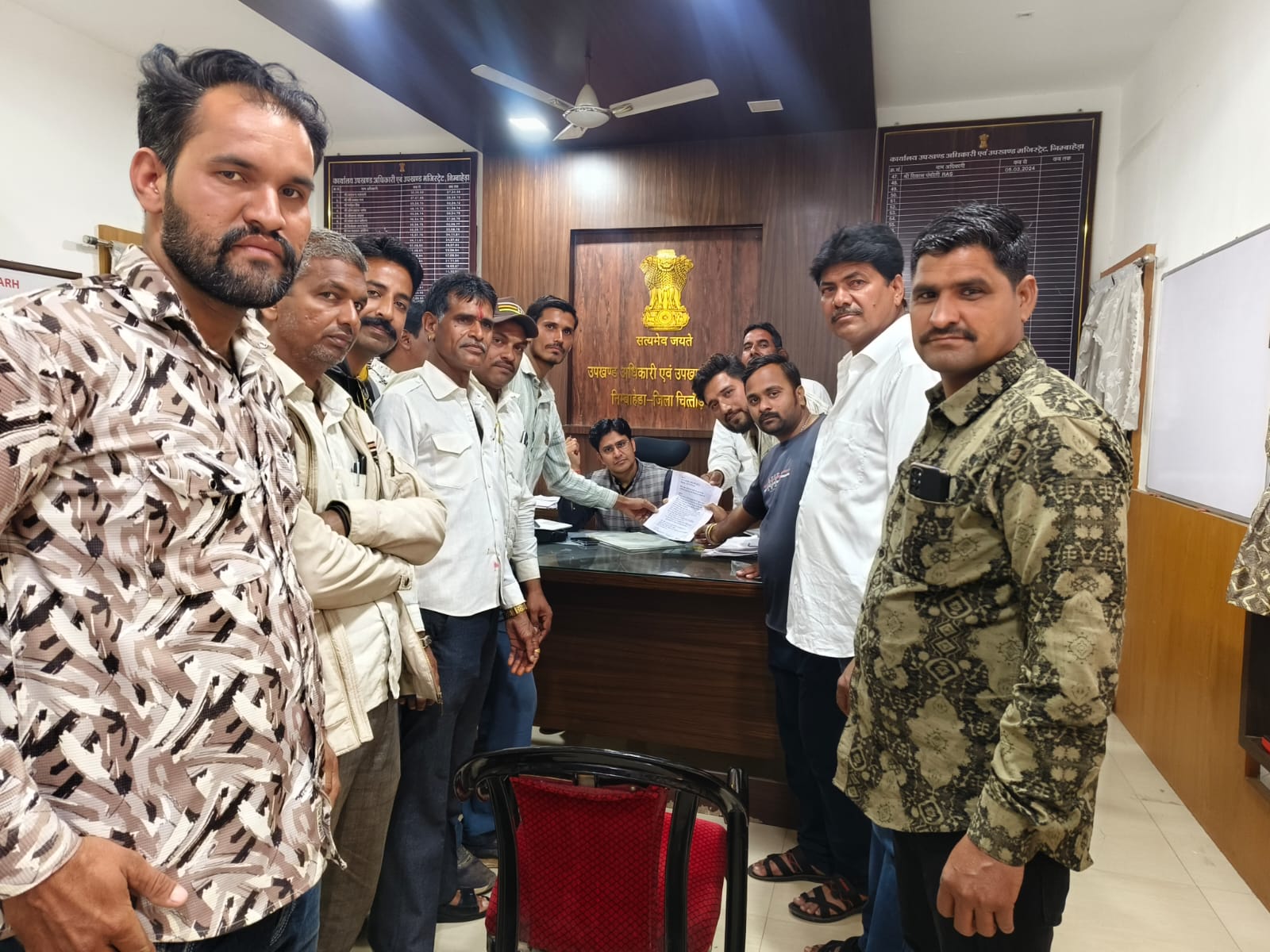 चित्तौड़गढ़ / निंबाहेड़ा - निंबाहेड़ा में यूरिया खाद की कमी, किसानों ने एसडीएम को सौंपा ज्ञापन