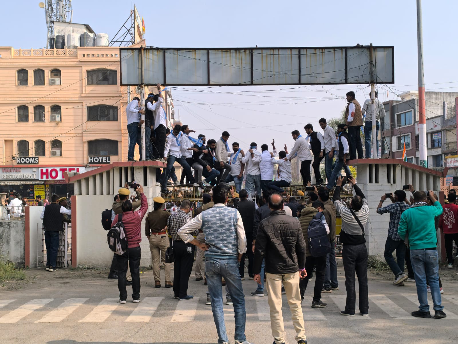 चित्तौड़गढ़ - पुलिस से नोकझोंक, पुतला दहन और नारेबाजी—एनएसयूआई का उग्र प्रदर्शन, प्रशासन को सौंपी मांगों की सूची।