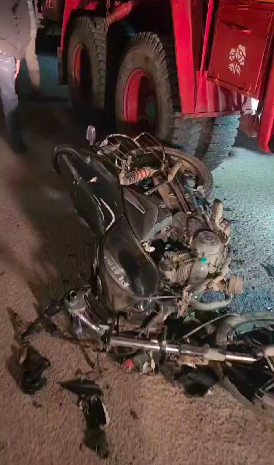 चित्तौड़गढ़ / कपासन - बोरिंग मशीन वाहन की टक्कर से बाइक सवार दम्पति सहित तीन जने घायल