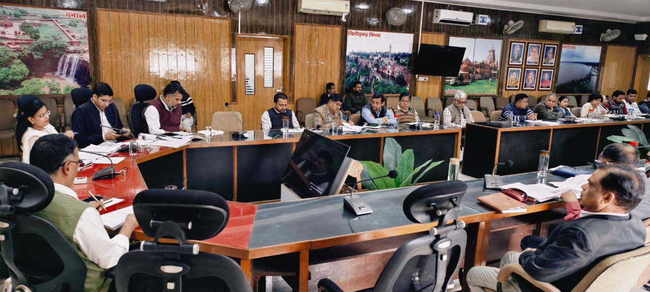 चित्तौड़गढ़ - अतिरिक्त जिला कलक्टर ने साप्ताहिक बैठक में की फ्लैगशिप योजनाओं एवं कार्यक्रमों की समीक्षा