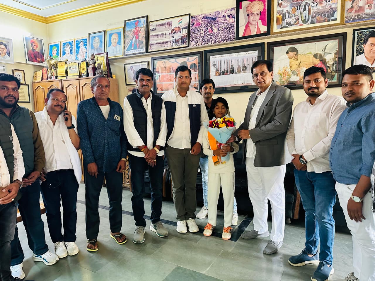 चित्तौड़गढ़ / निंबाहेड़ा - रवीना चौधरी ने प्राप्त किया विधायक कृपलानी का आशीर्वाद, राजस्थान अंडर-15 गर्ल्स चैलेंजर ट्रॉफी में चयन पर मिली शुभकामनाएँ*