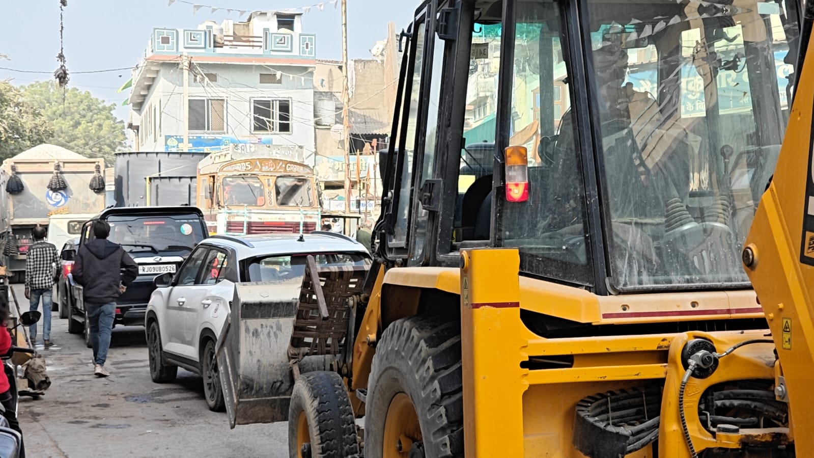 चित्तौड़गढ़ / चिकारड़ा - चिकारड़ा में लगता 2 से 3 किलोमीटर लम्बा जाम, ग्रामीणों के साथ वाहन चालक परेशान