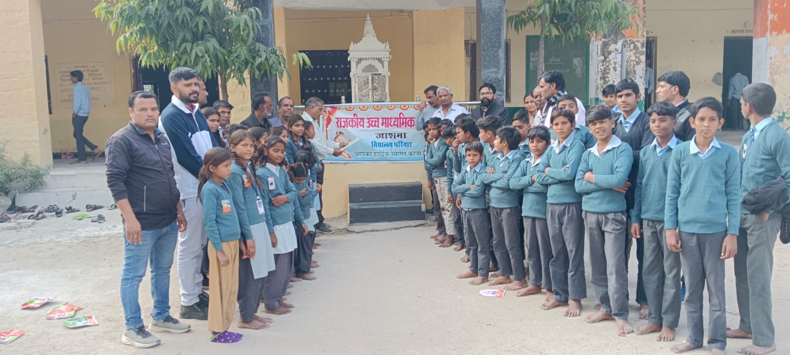 चित्तौड़गढ़ / कपासन - विद्यालय में बालक-बालिकाओं को वितरित किए ऊनी स्वेटर