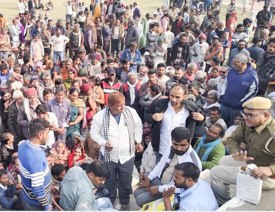 चित्तौड़गढ़ / कपासन - यूरिया खाद लेने उमड़ी किसानों की भीड़, कृषि विभाग और पुलिस की निगरानी में किया वितरण