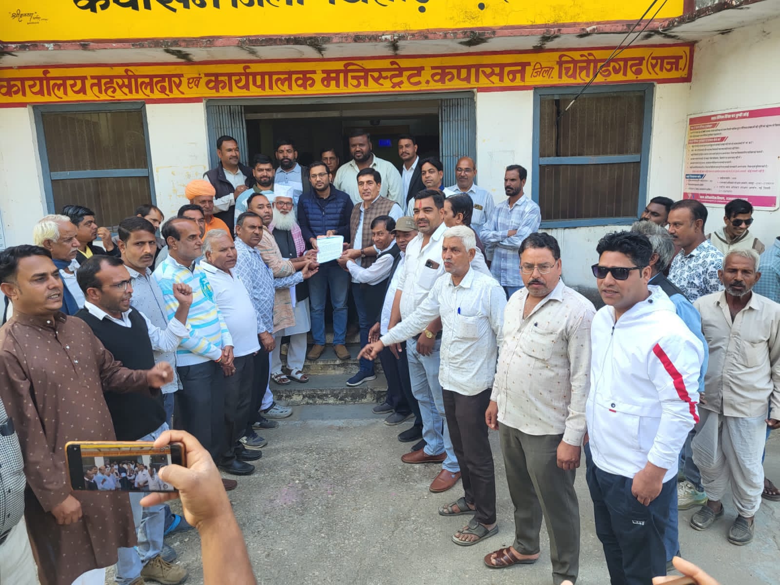 चित्तौड़गढ़ / कपासन - युरिया खाद की किल्लत को लेकर प्रधान चौधरी के नेतृत्व में जिला कलक्टर के नाम उपखण्ड अधिकारी को सोपा ज्ञापन