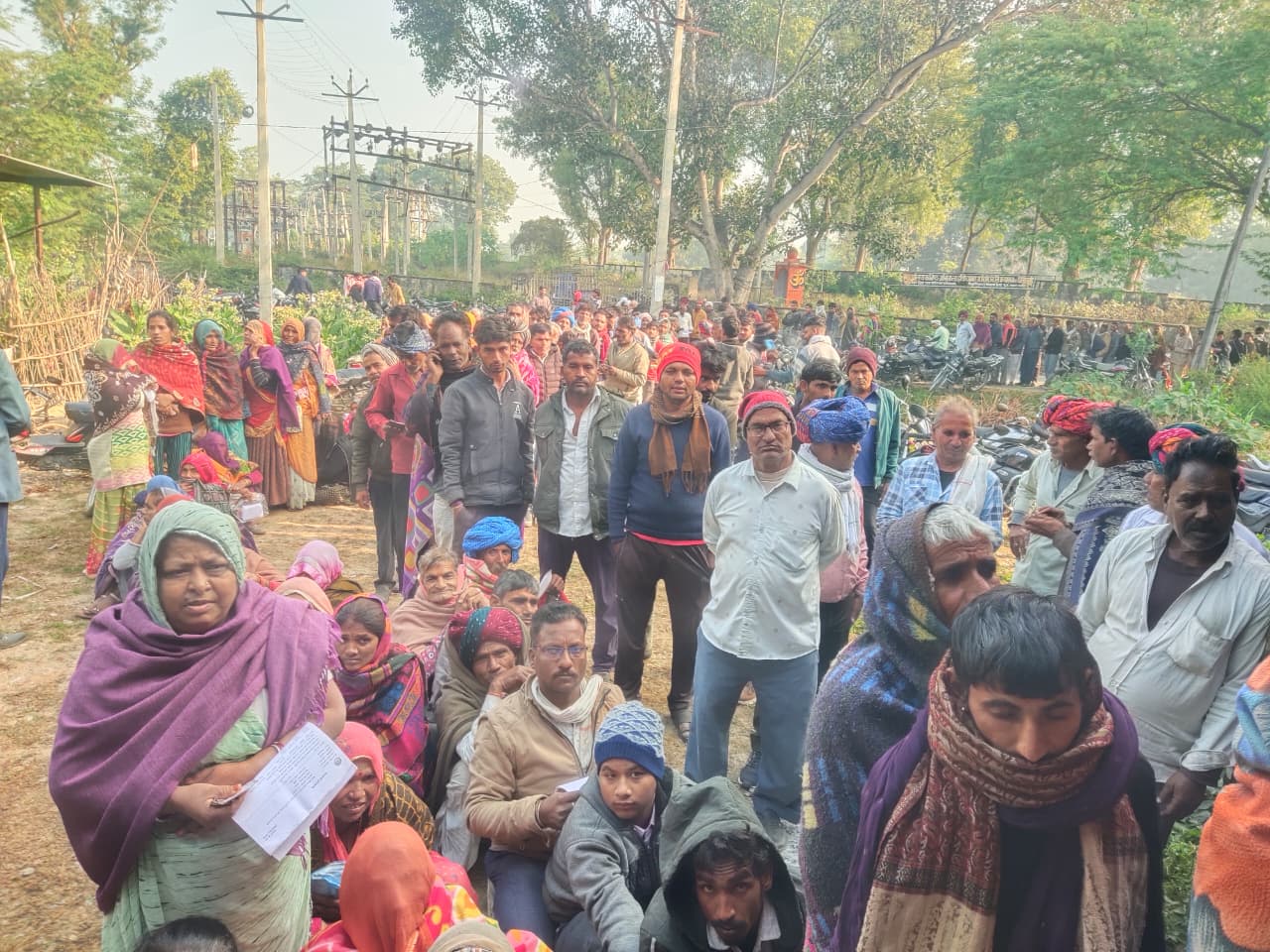 चित्तौड़गढ़ / कपासन - किसानों की संख्या अधिक होने के कारण पुलिस जाप्ते की निगरानी में यूरिया का वितरण